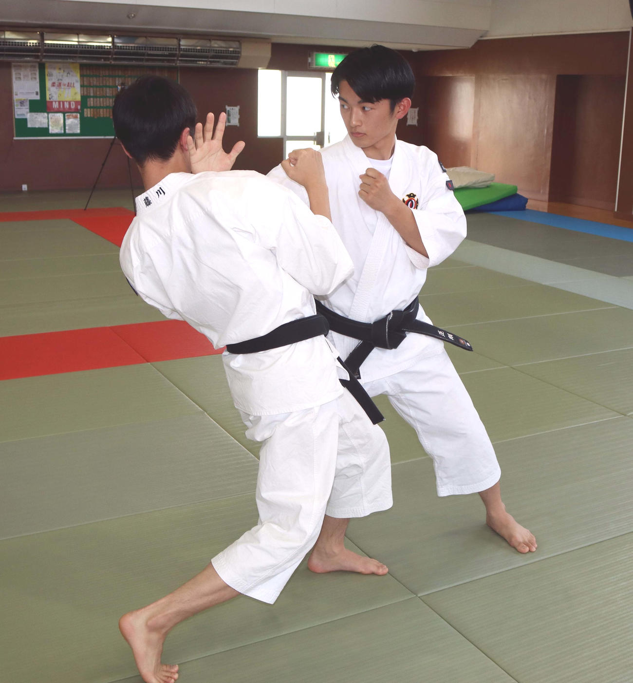 全国高校選抜の男子自由組演武で準優勝した藤川（左）と東（撮影・永野高輔）