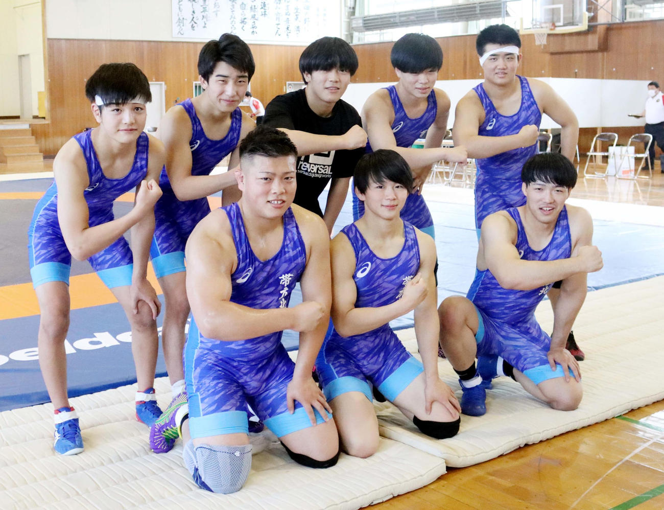 5年ぶりに団体優勝を果たし喜ぶ帯広北のメンバー。前列左から菊地和、岡部、高橋、後列左から妹尾、稲川、菊地頼、小林、田沢（撮影・永野高輔）