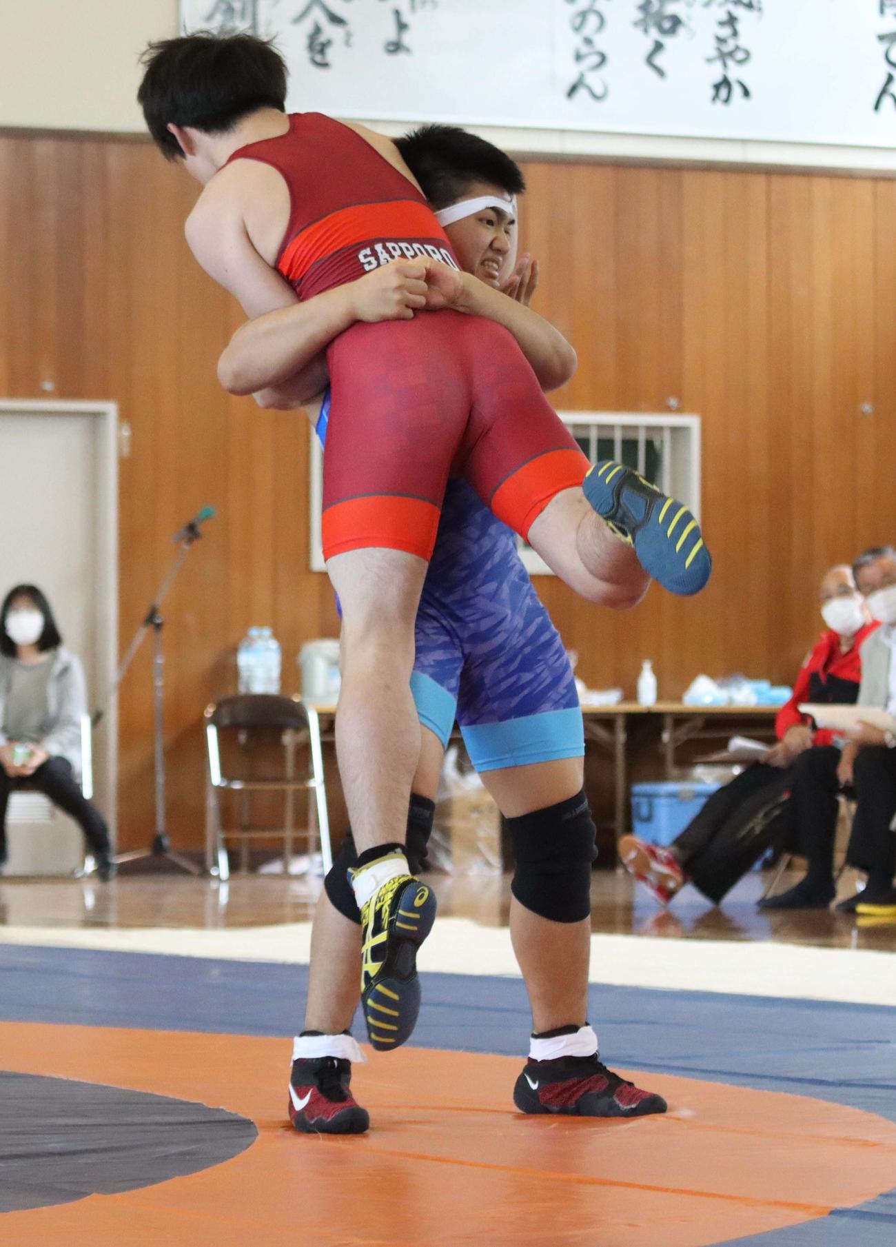 相手を持ち上げる帯広北の1年生、田沢（右）（撮影・永野高輔）
