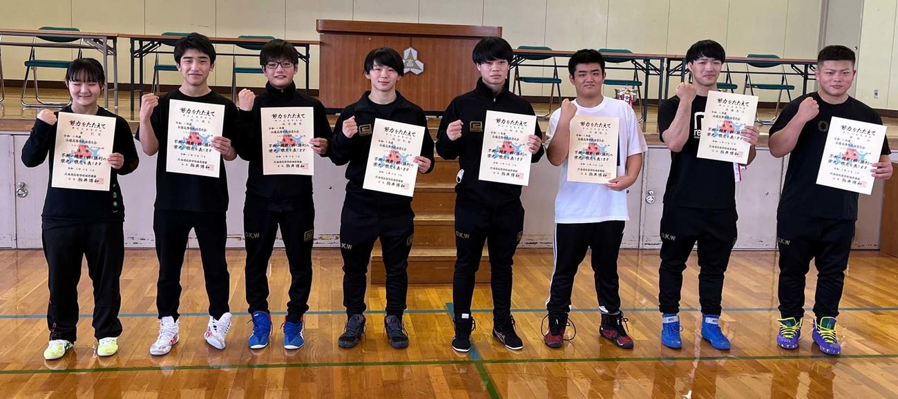 男女計8階級で全国大会出場を決めた帯広北の優勝者。左から女子53キロ級の湊、男子51キロ級の稲川、同55キロ級の妹尾、同60キロ級の岡部、同65キロ級の小林、同71キロ級の田沢、同80キロ級の高橋、同92キロ級の菊地和（撮影・永野高輔）