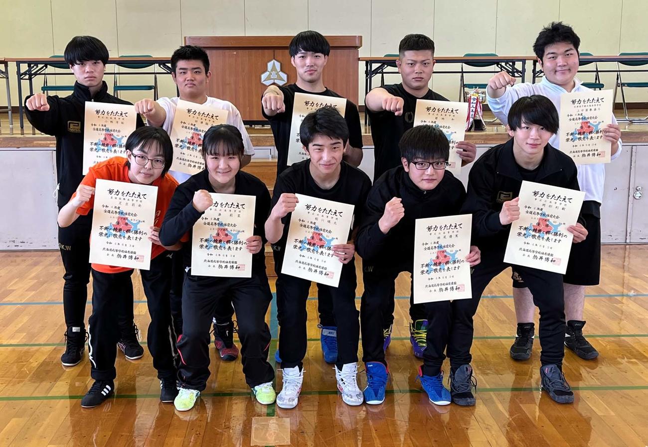 全国大会出場を決めた男女個人種目10階級の優勝者。前列左から女子47キロ級の足立、同53キロ級の湊、男子51キロ級の稲川、同55キロ級の妹尾、同60キロ級の岡部。後列左から男子65キロ級の小林、同71キロ級の田沢、同80キロ級の高橋、同92キロ級の菊地和、同125キロ級の上屋敷（撮影・永野高輔）
