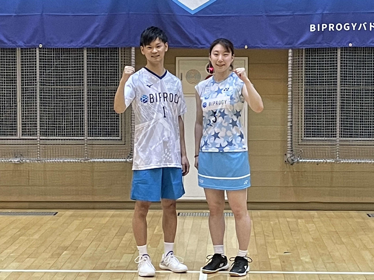 練習を公開したバドミントン混合ダブルスの渡辺（左）と東野のペア