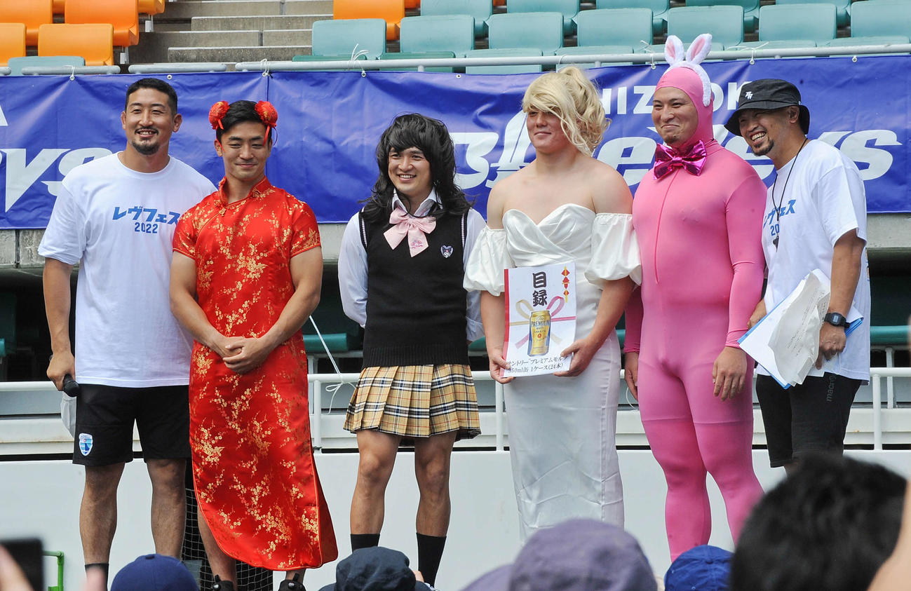 仮装コンテストの「かわいい部門」で優勝したジョーンズ（右から3人目）
