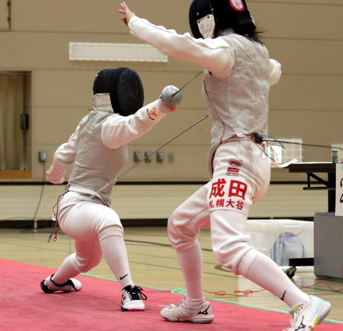 女子個人フルーレ決勝　伸びのあるアタックで得点を挙げる井下（左）（撮影・永野高輔）
