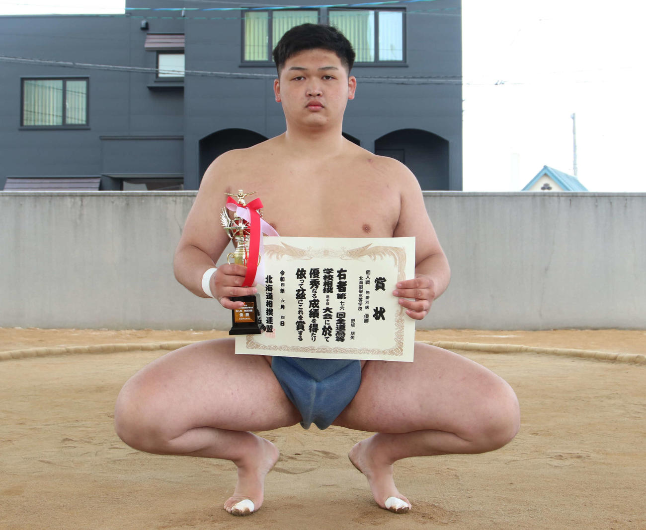 個人無差別級　優勝し賞状とトロフィーを手にする北海道栄・野坂（撮影・山崎純一）