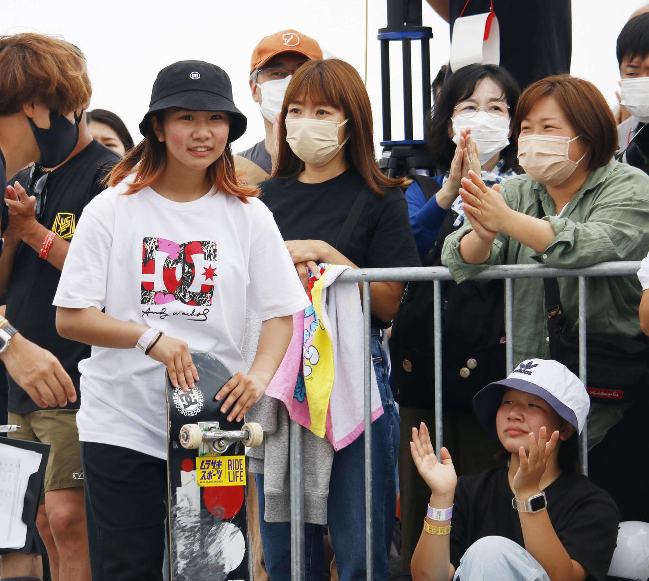 「横浜アーバンスポーツフェスティバル」で優勝を飾った織田夢海（左）と、祝福する西矢椛（右下）