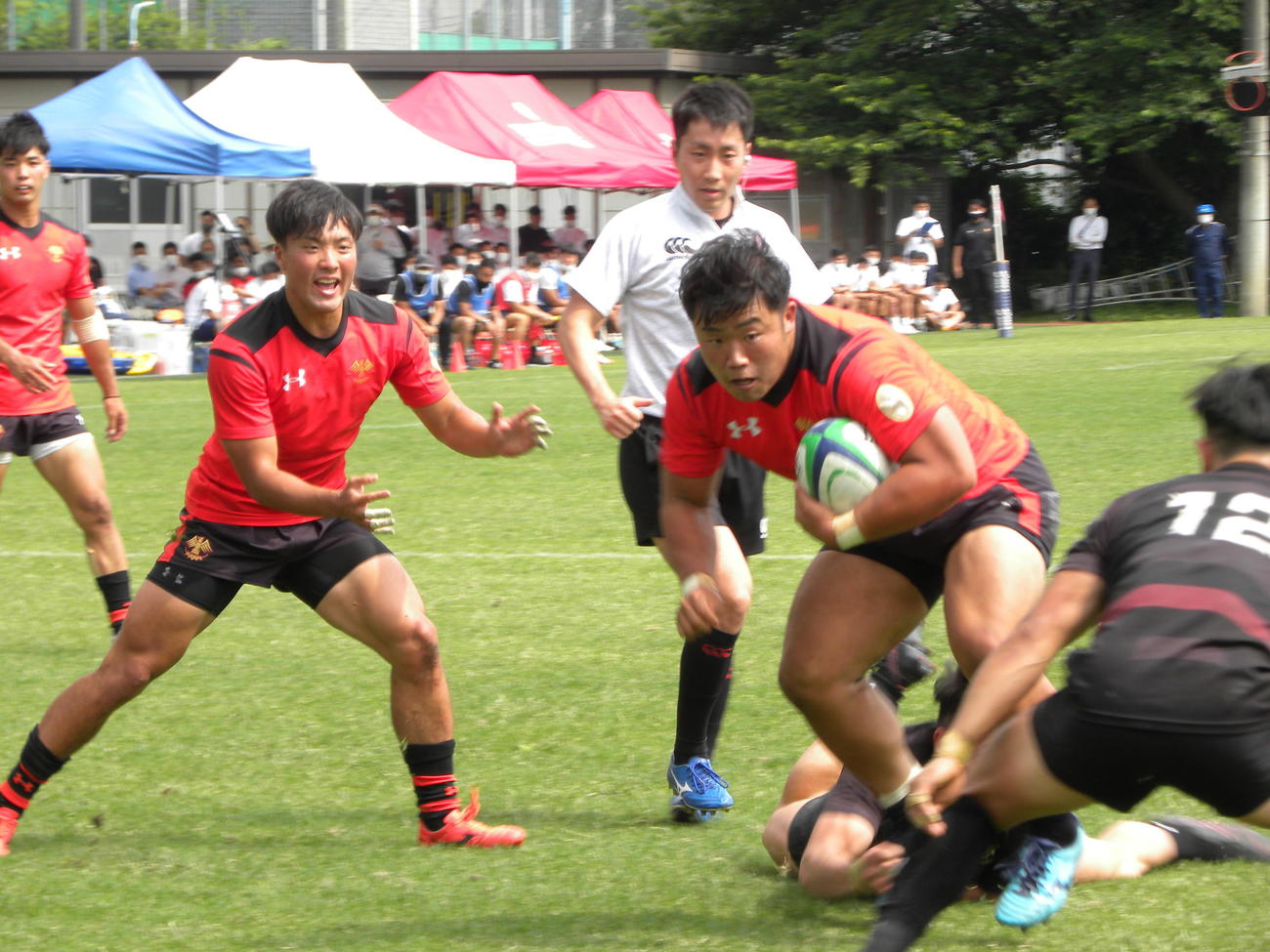 早大戦の後半、前進する帝京大フッカー江良（右から2人目）（撮影・松本航）