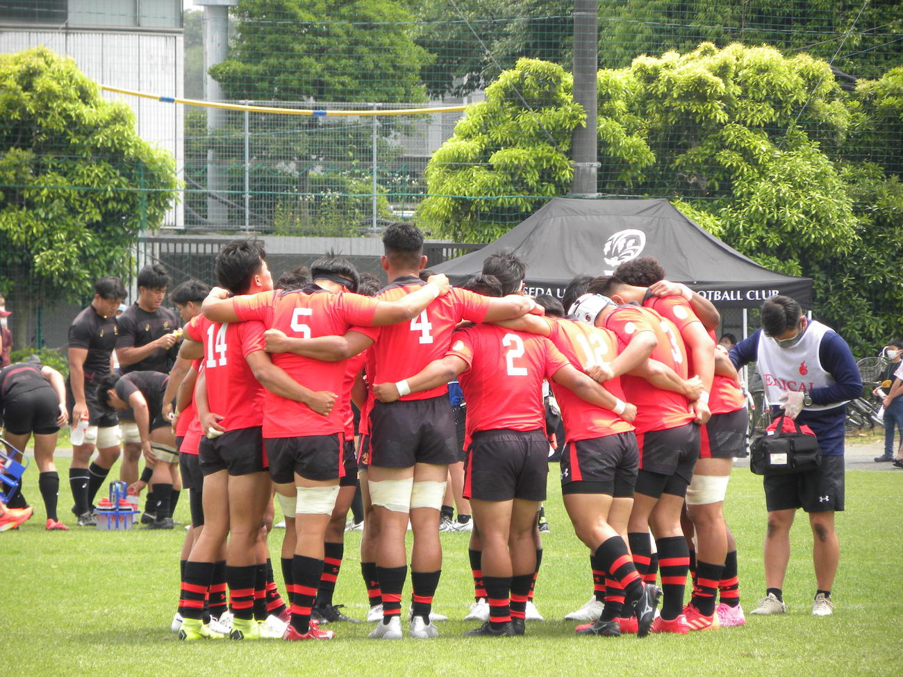 早大戦に向けて円陣を組む帝京大の選手たち（撮影・松本航）