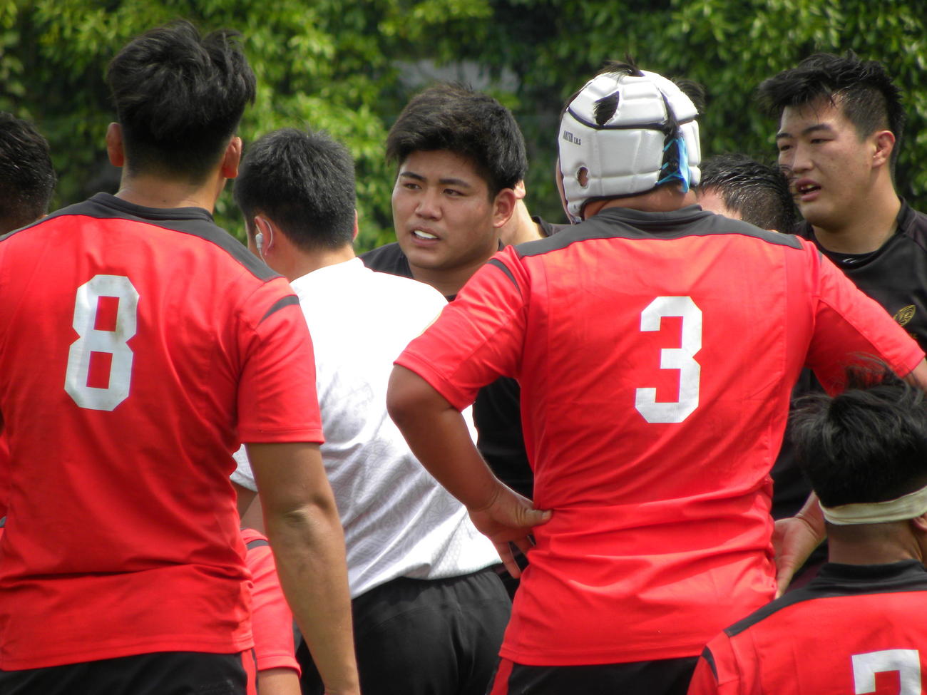 帝京大戦でスクラムを組む早大フッカー佐藤（左から3人目）（撮影・松本航）