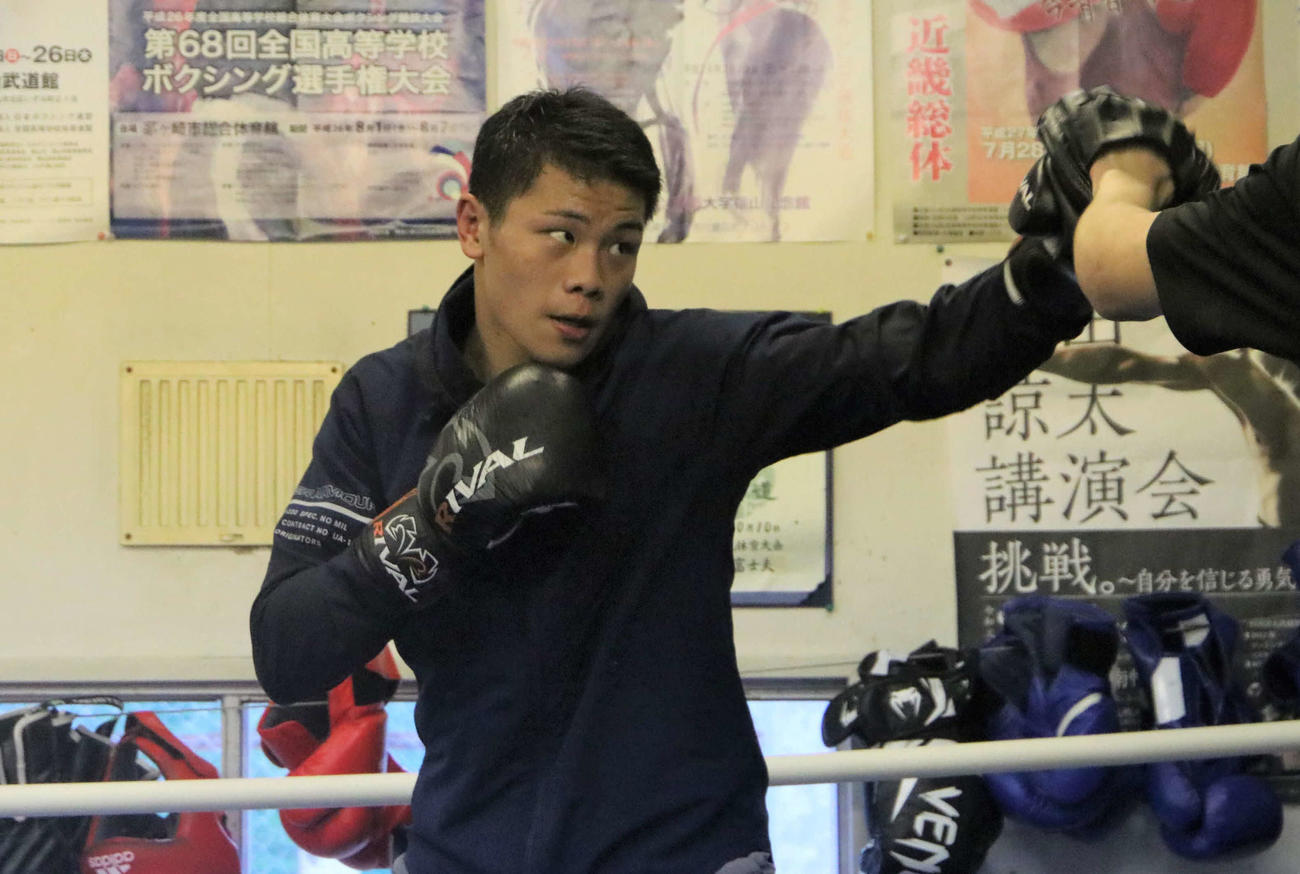 左手でパンチを打ち込む札幌工・荻野（撮影・山崎純一）