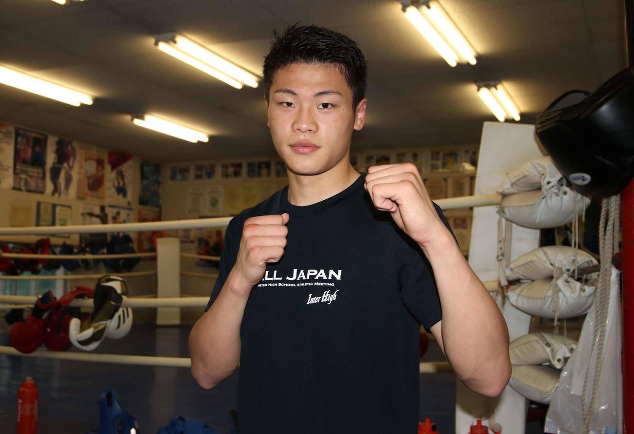 ファイティングポースをとる札幌工・荻野（撮影・山崎純一）