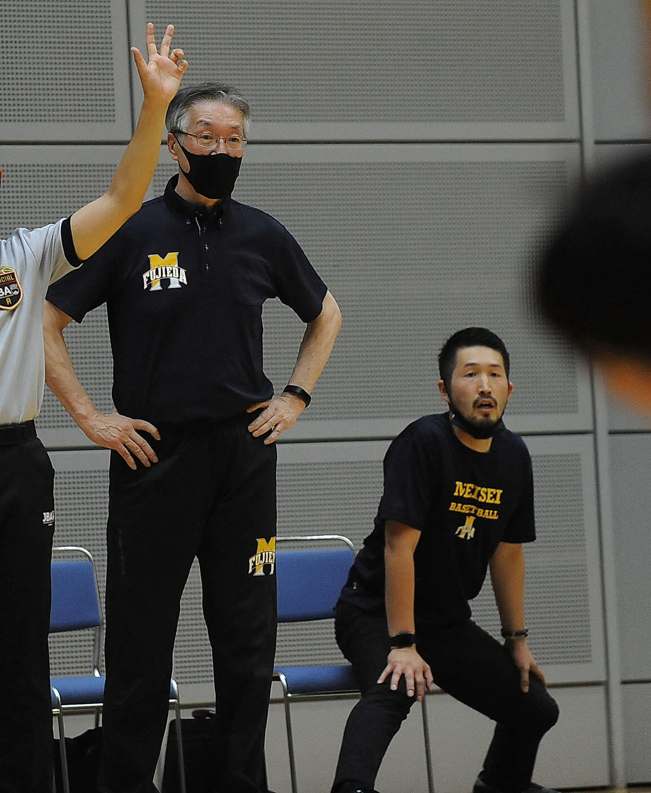 コートの選手らを見つめる藤枝明誠の日下部監督（左）と金本コーチ