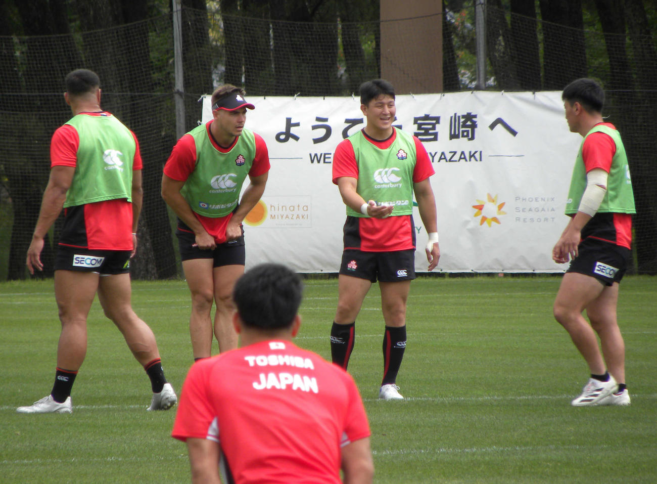 日本代表宮崎合宿の練習で仲間と意思疎通を図るSO中尾（右から2人目）（撮影・松本航）