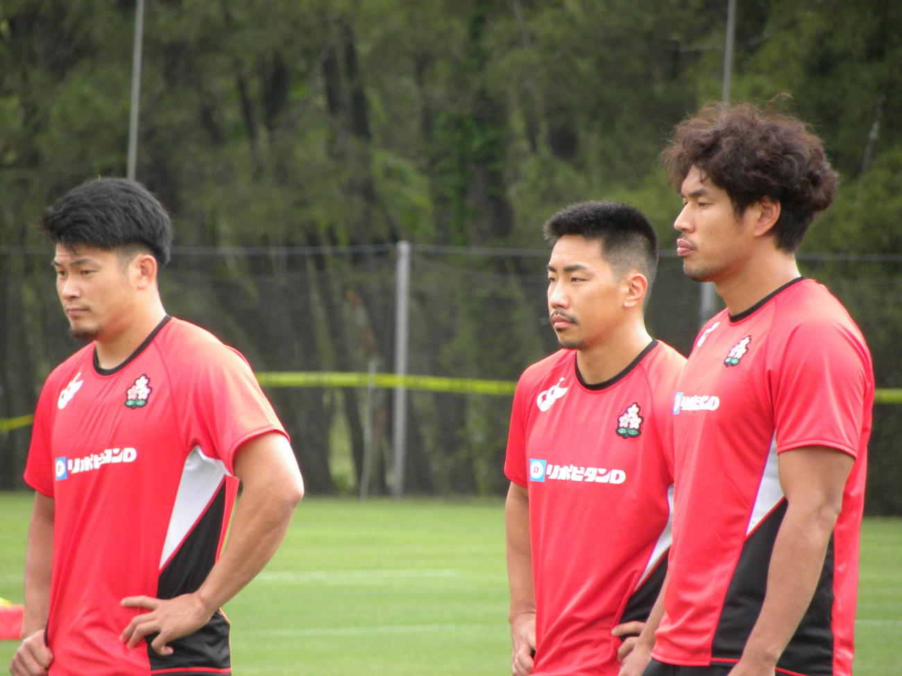 日本代表宮崎合宿の練習で周囲の声を聞く左からFB野口、WTB山下、FB山中（撮影・松本航）