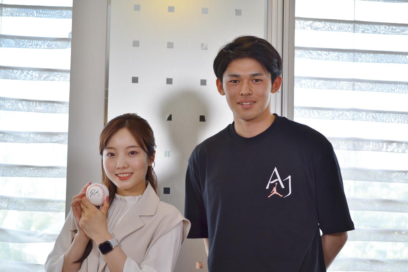 佐々木朗希（右）をインタビューした本田真凜（C）テレビ東京