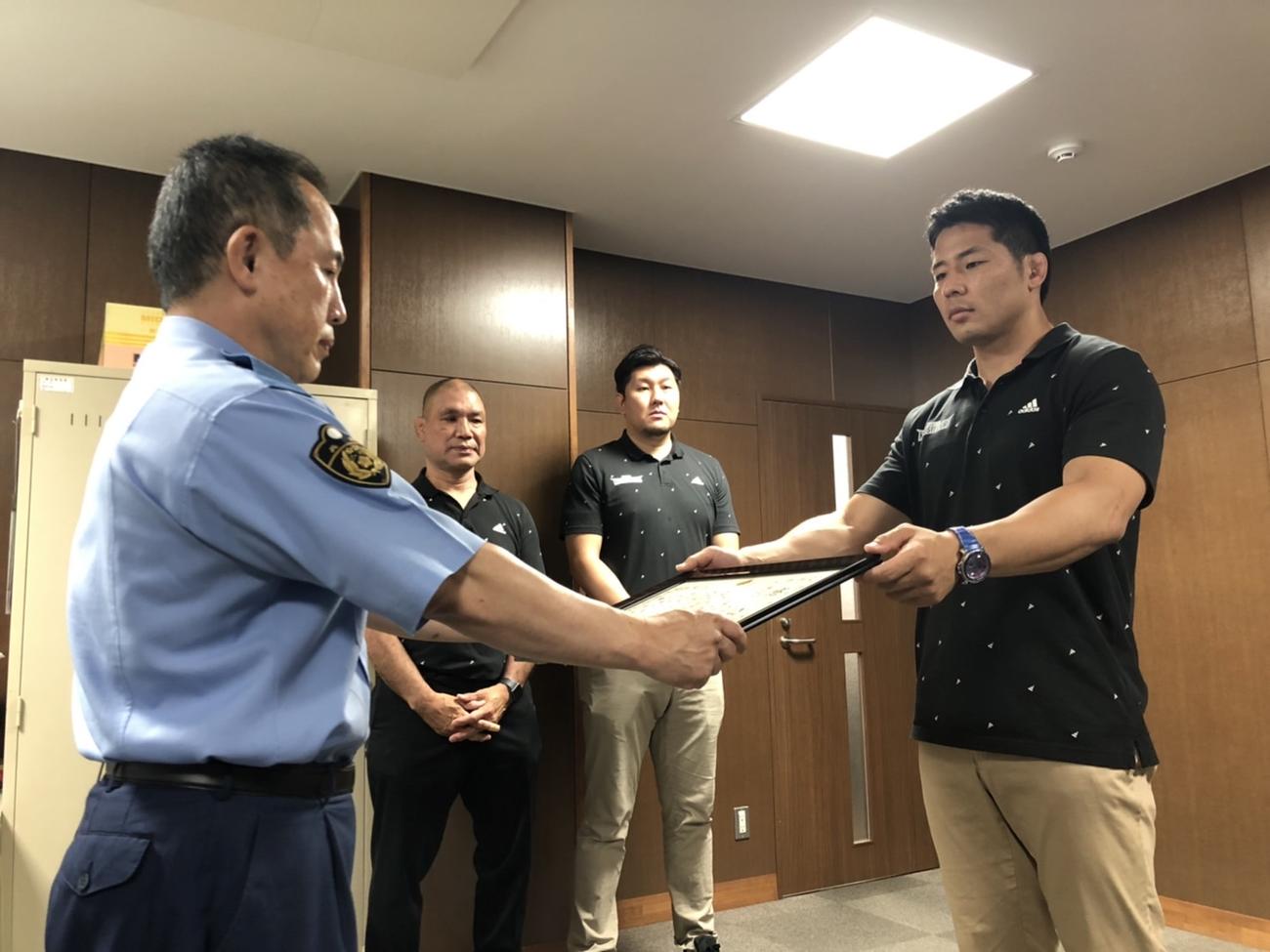 兵庫県葺合警察署から感謝状を受け取るラグビー・コベルコ神戸スティーラーズの橋本大輝主将（右）（撮影・益子浩一）