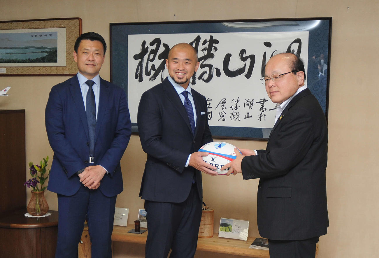 出野静岡県副知事（右）にサイン入りボールを手渡す矢富勇（中央）と山谷社長