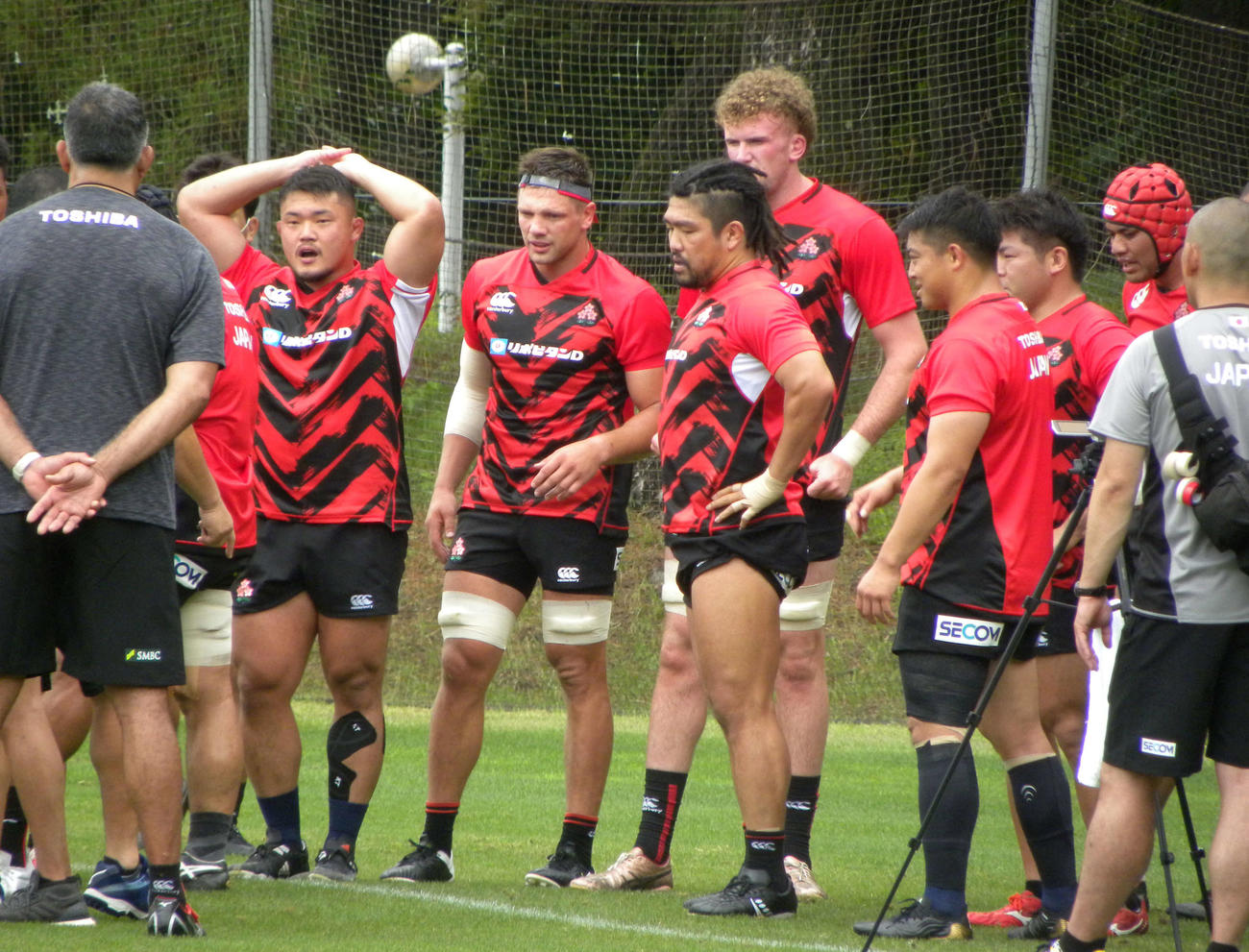 日本代表宮崎合宿でスクラム練習に励むフッカー堀江（右から6人目）（撮影・松本航）