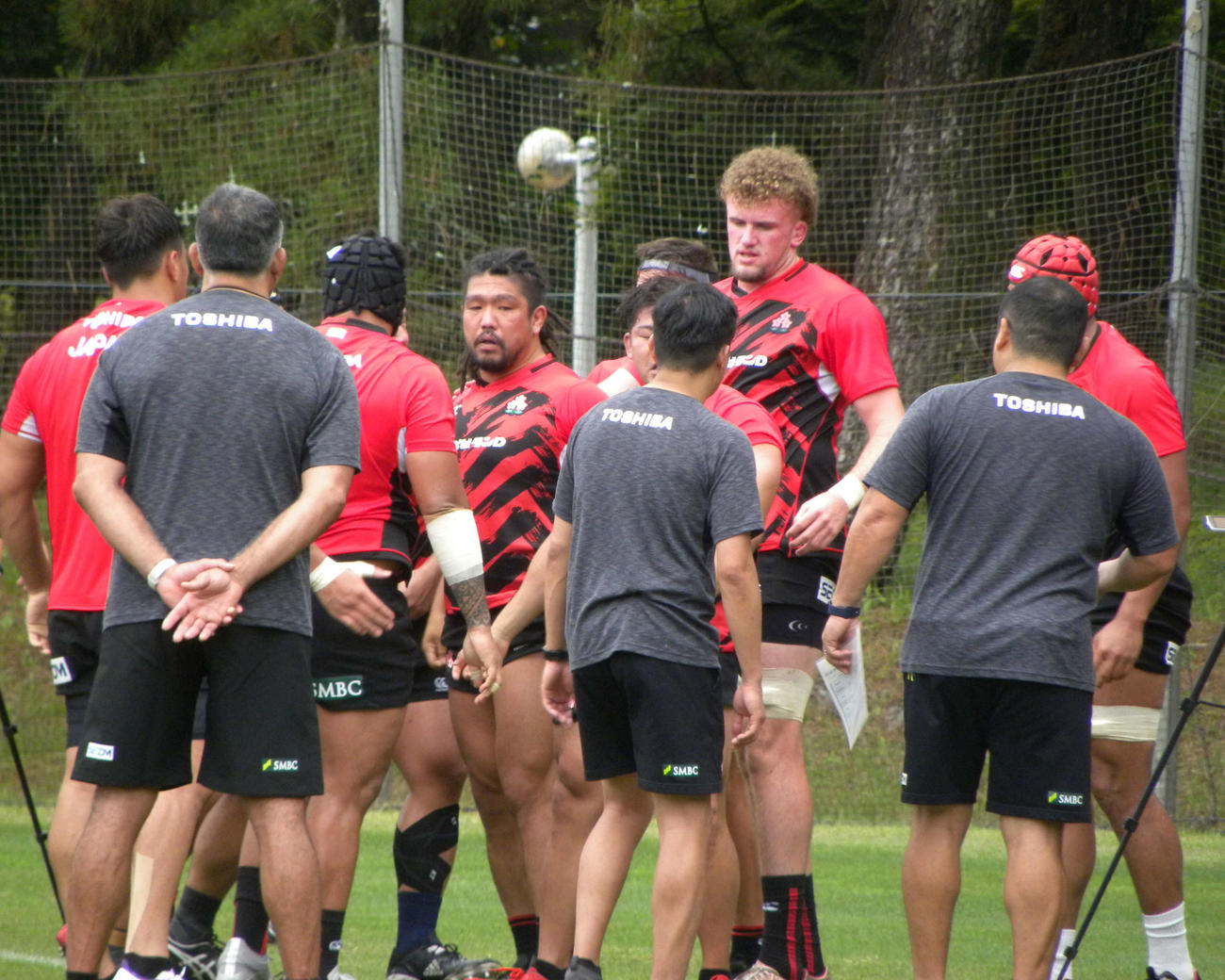 日本代表宮崎合宿でスクラム練習に励むフッカー堀江（左から4人目）（撮影・松本航）