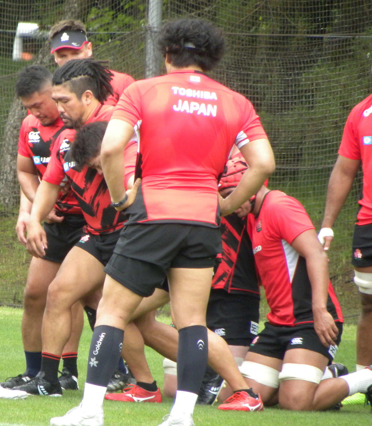 日本代表宮崎合宿でスクラム練習に励むフッカー堀江（左から2人目）（撮影・松本航）