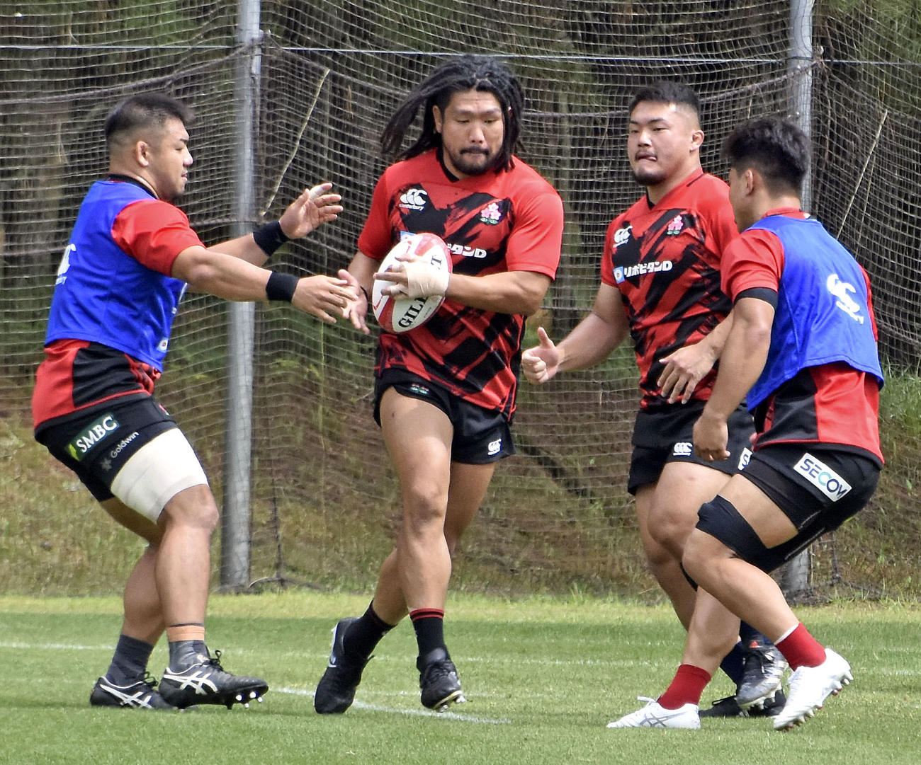 ラグビー日本代表合宿で練習する堀江（左から2人目）ら（共同）