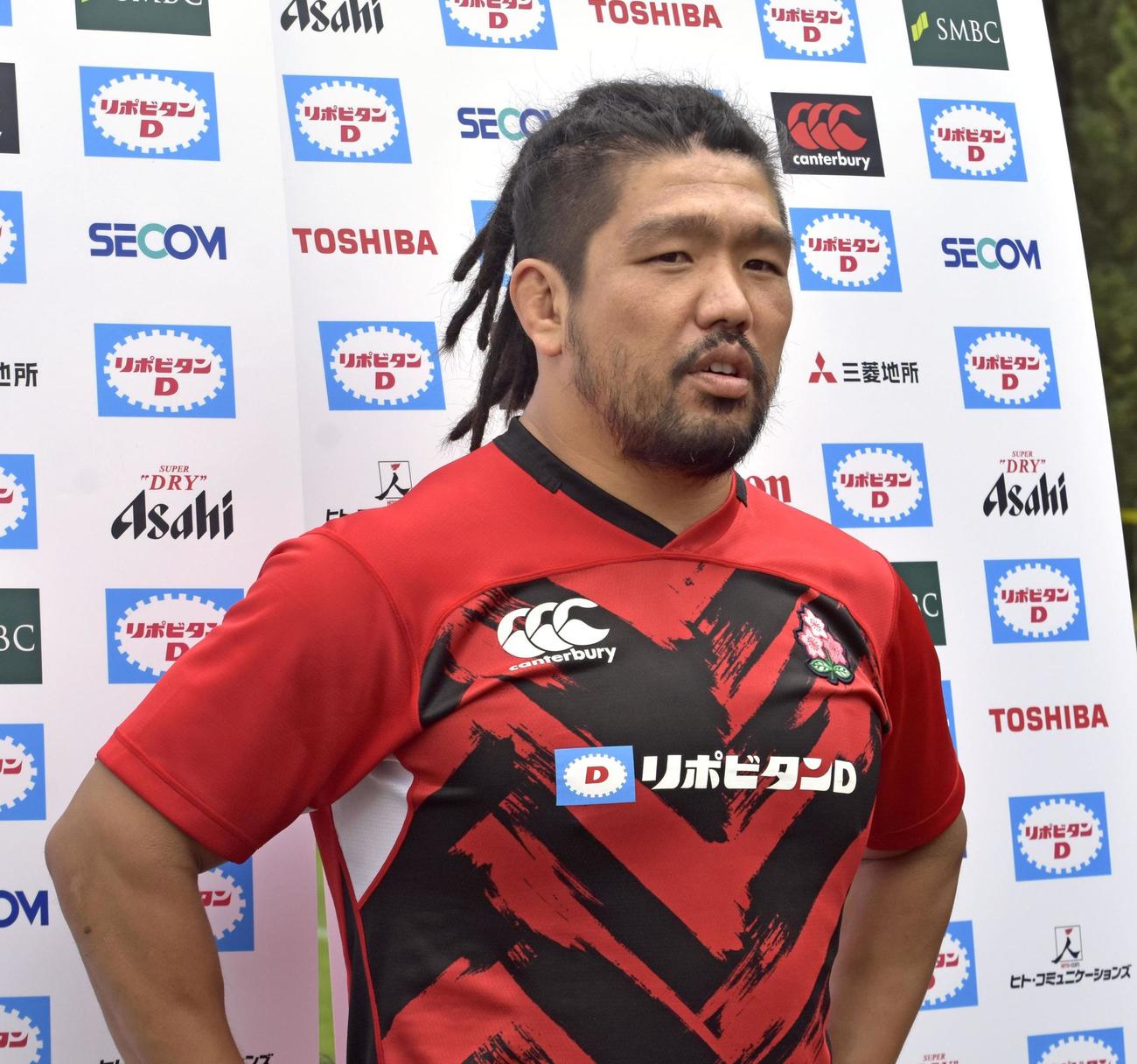 ラグビー日本代表合宿で取材に応じる堀江（共同）