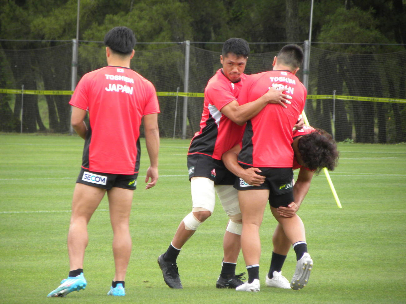 日本代表宮崎合宿の練習でタックルを確認するSO山沢（左から2人目）ら選手たち（撮影・松本航）