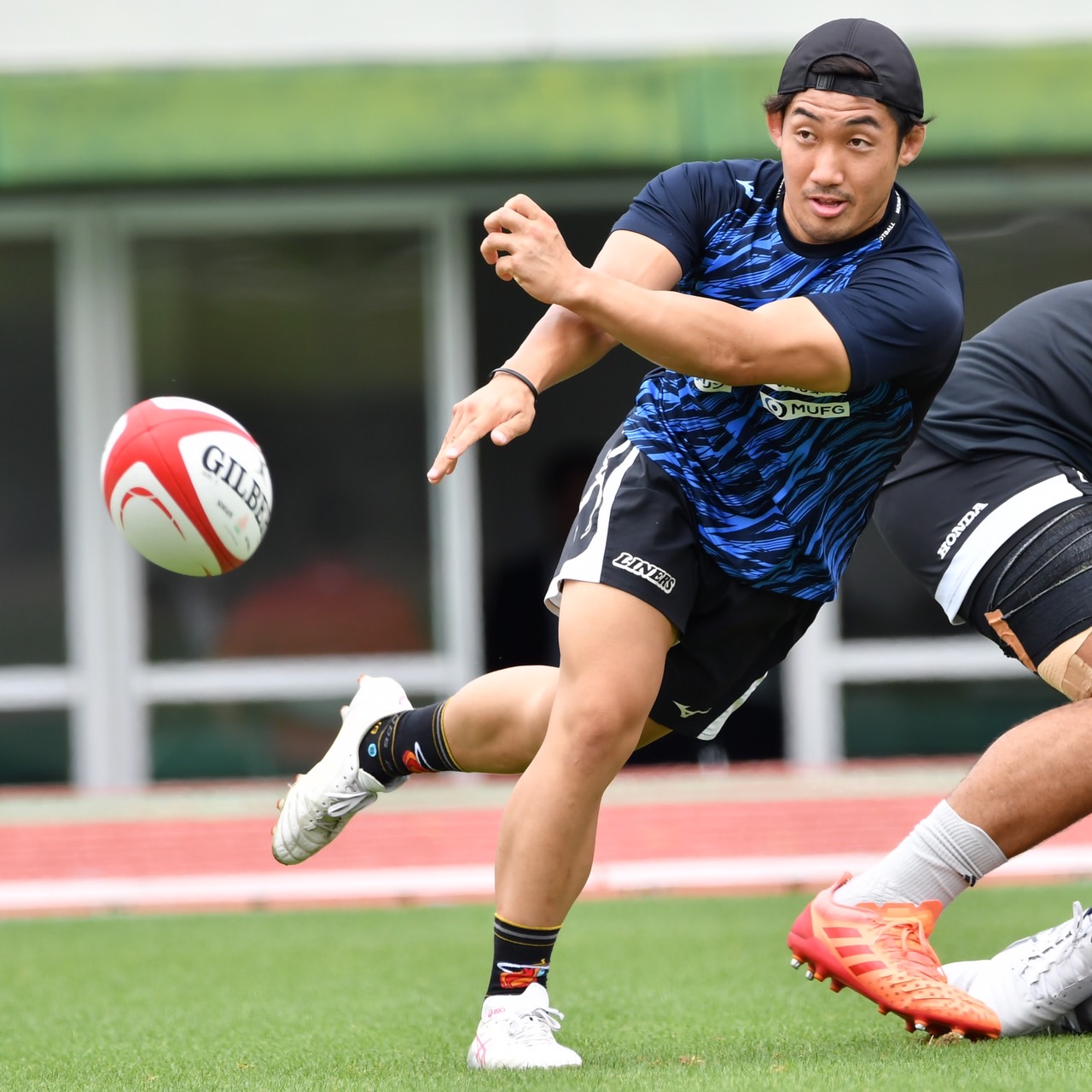 トンガ・サムライフィフティーンの練習でパスを放るSH人羅（C）JRFU