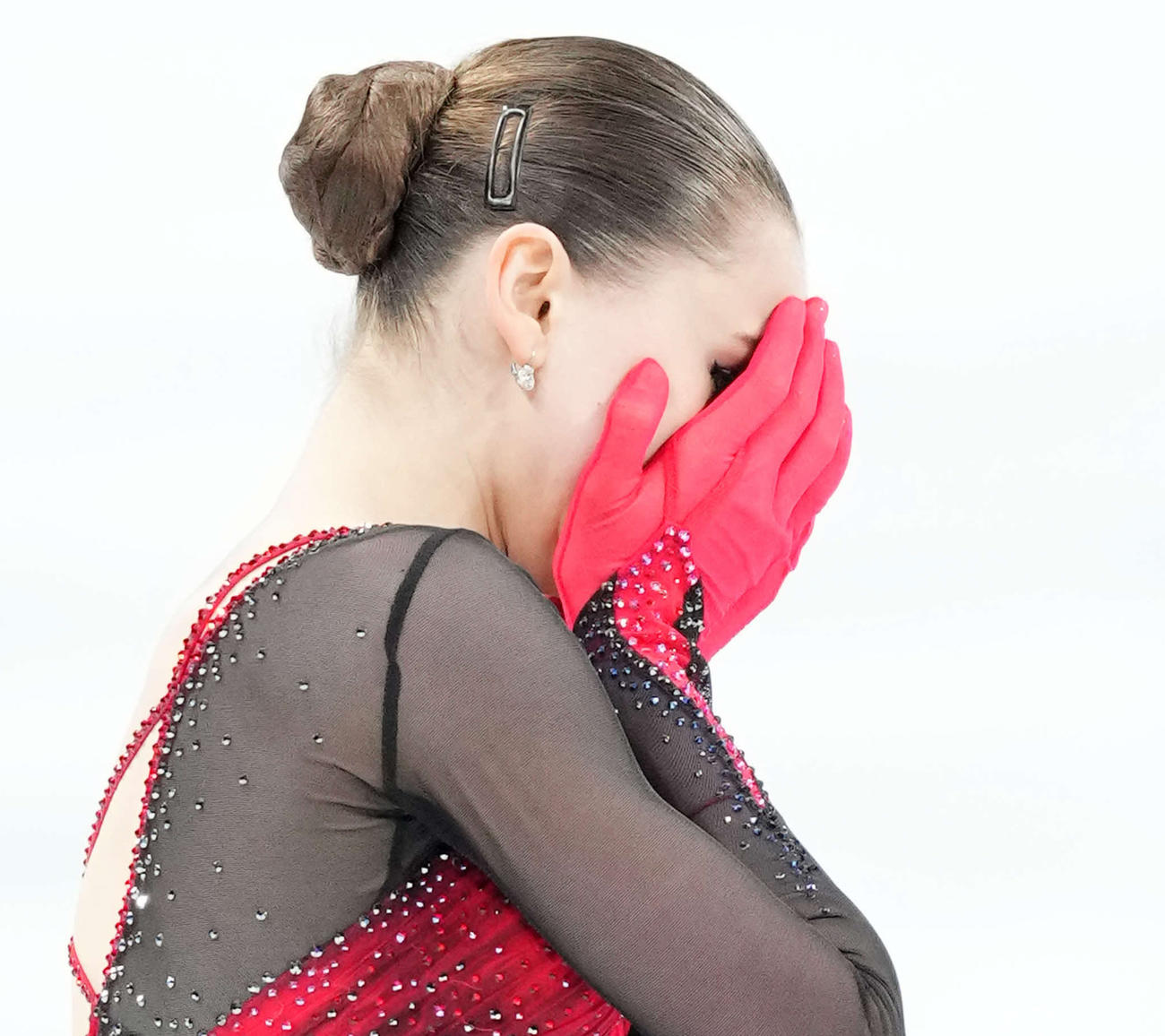 2月17日、北京五輪フィギュアスケート女子フリーの演技を終え手で顔を覆うワリエワ