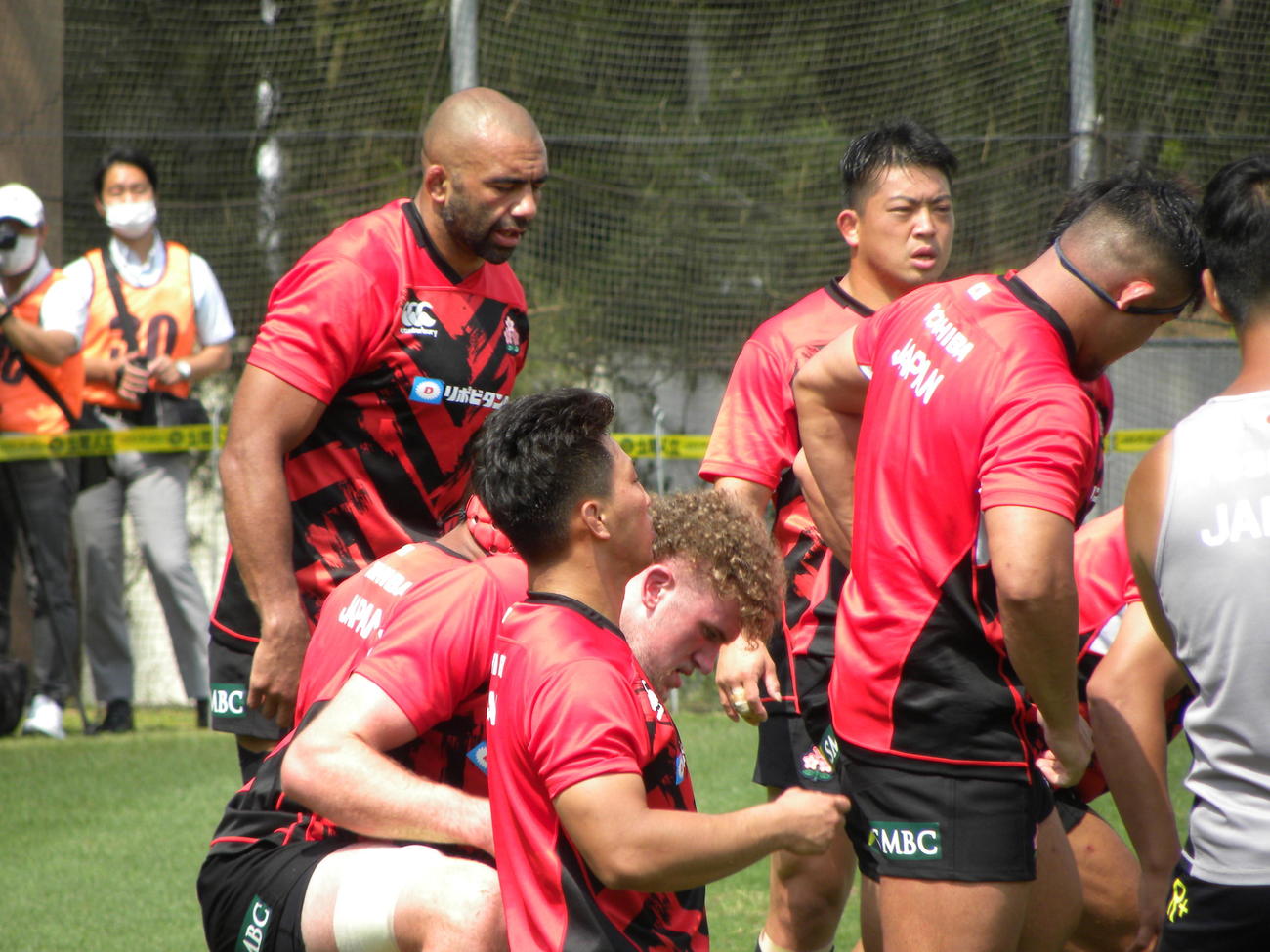 日本代表宮崎合宿でスクラムに取り組むリーチ（左）（撮影・松本航）