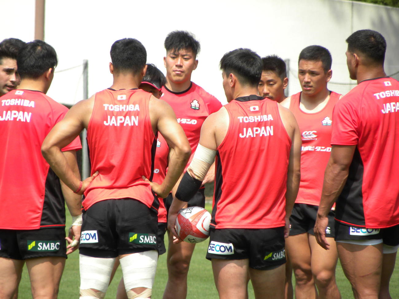 日本代表宮崎合宿で梶村（右から2人目）らBKは話し合う（撮影・松本航）
