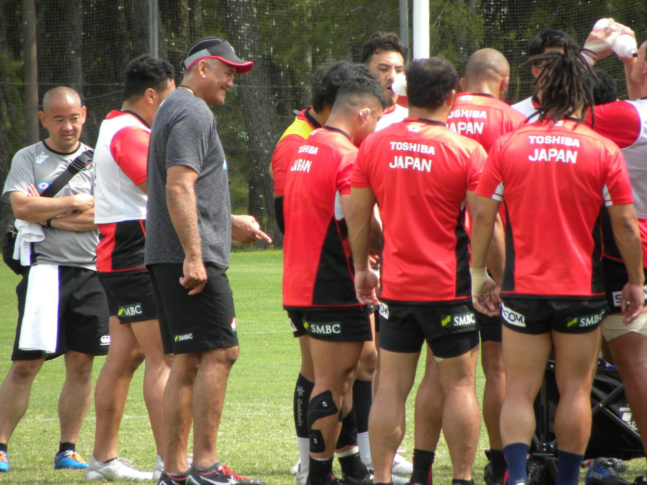 日本代表宮崎合宿でFWのやりとりを見守るジョセフ・ヘッドコーチ（左から3人目）（撮影・松本航）