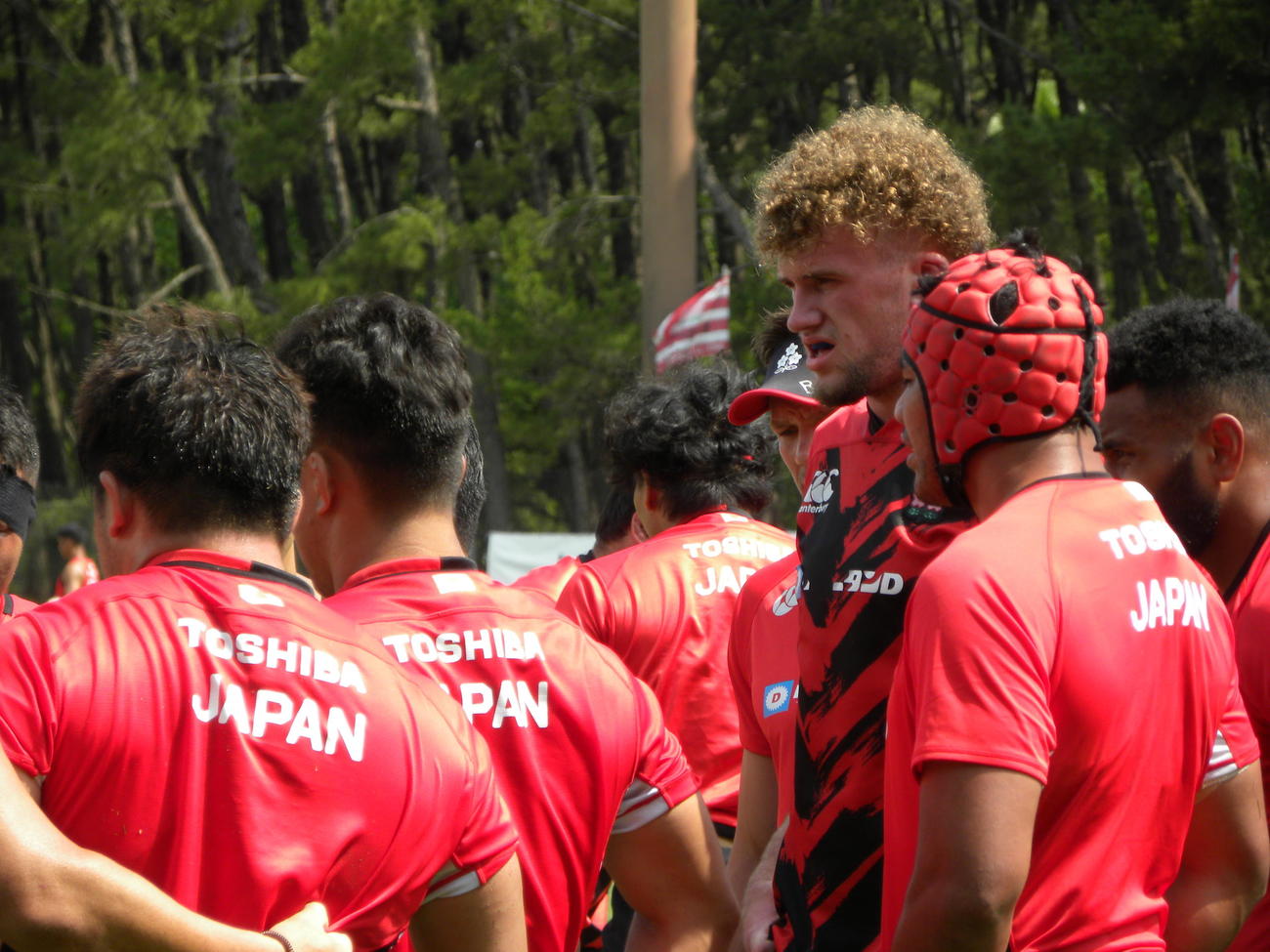 日本代表宮崎合宿でFWと会話するワーナー・ディアンズ（右から3人目）（撮影・松本航）
