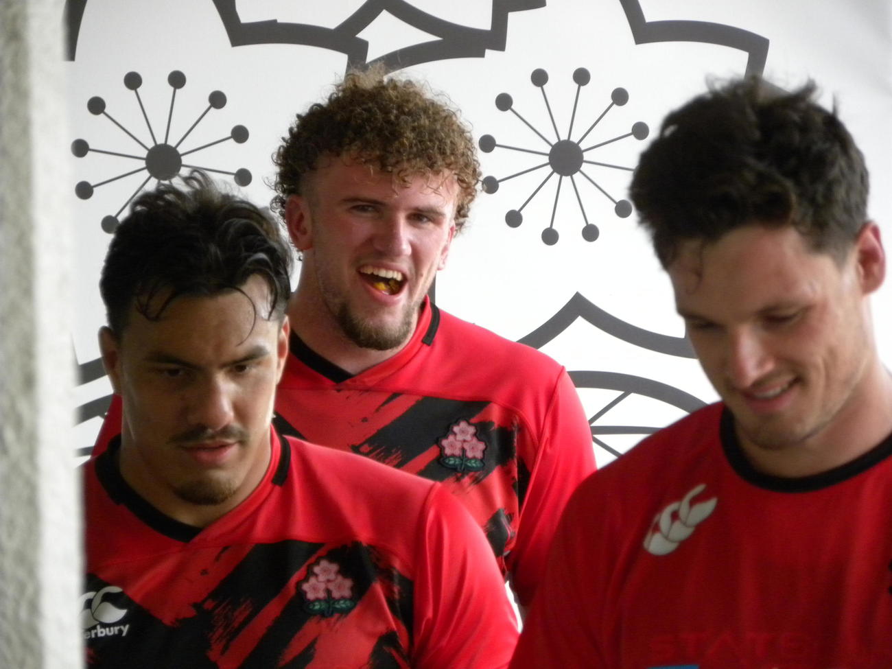 日本代表宮崎合宿で食事中に笑顔を見せるディアンズ（中央）（撮影・松本航）