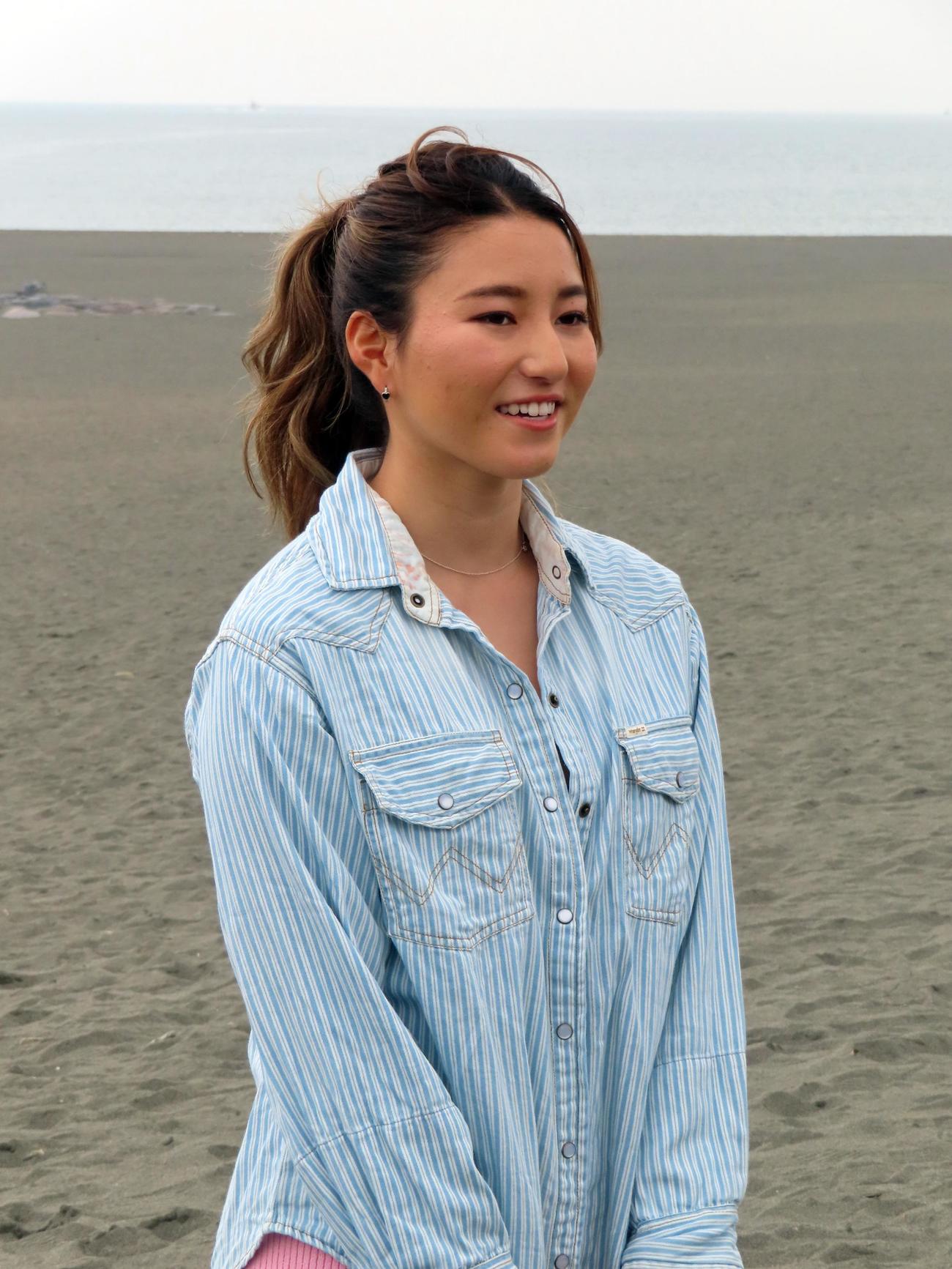 報道陣に近況を報告する松田