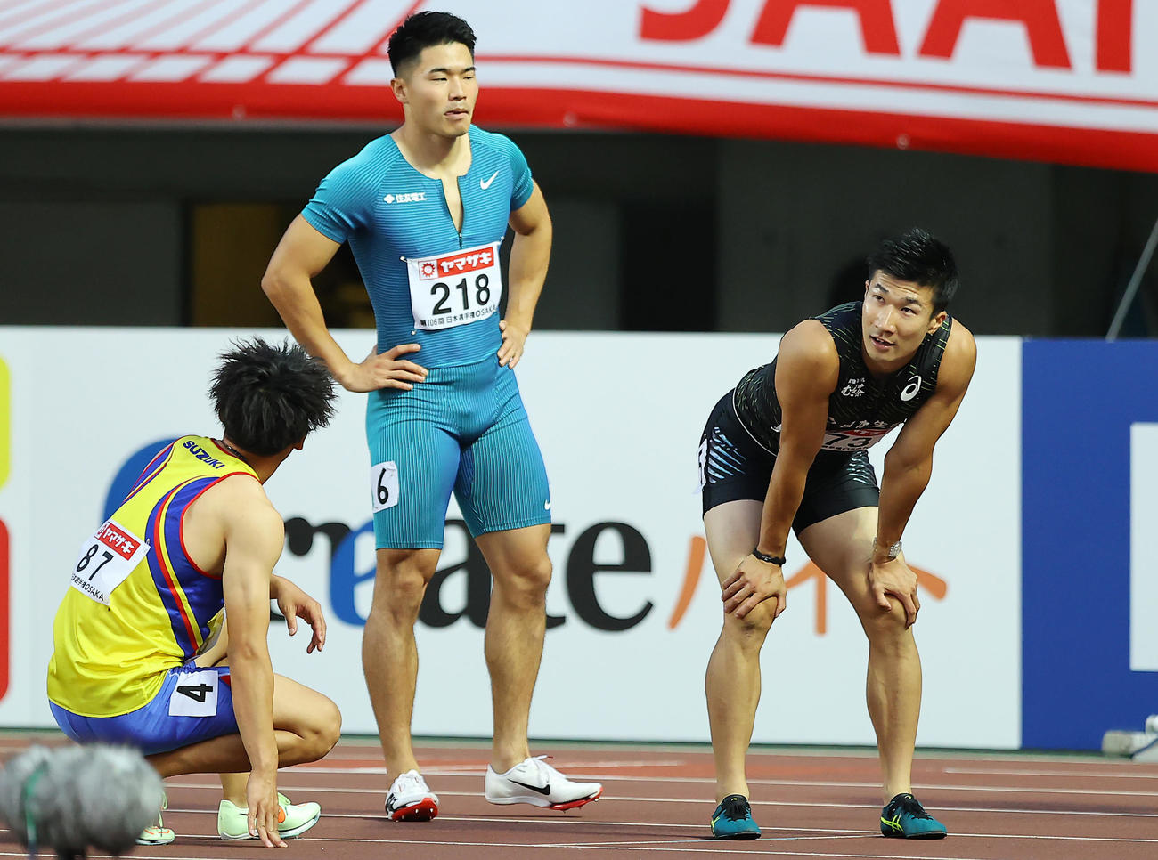 男子100メートル準決勝のレースを終え渋い表情の小池（中央）と桐生（右）（撮影・垰建太）