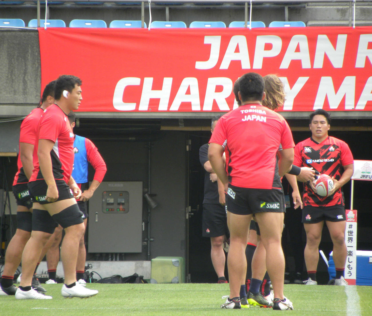 チャリティーマッチの前日練習でラインアウトに取り組む日本代表候補「エマージング・ブロッサムズ」フッカー堀越（右）（撮影・松本航）