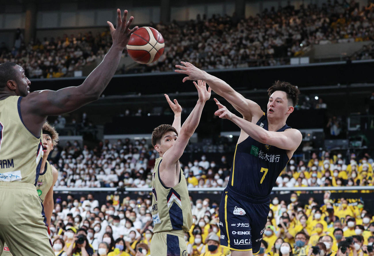 22年5月29日、Bリーグチャンピオンシップ決勝　琉球対宇都宮　第3Q、パスを出す宇都宮ブレックスのテーブス海（右）（代表撮影）
