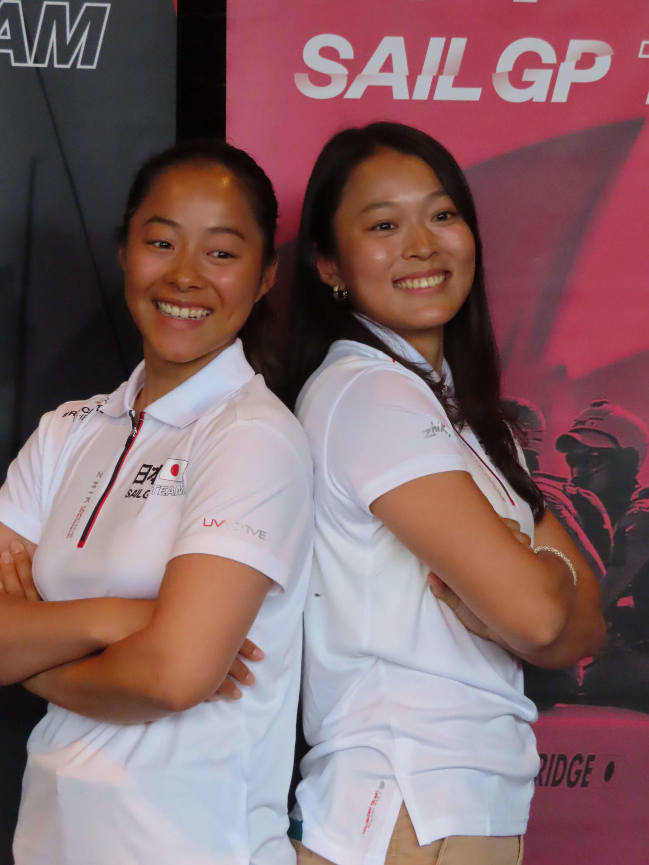 笑顔を見せる東京五輪49erFX代表の山崎アンナ（左）、高野芹奈