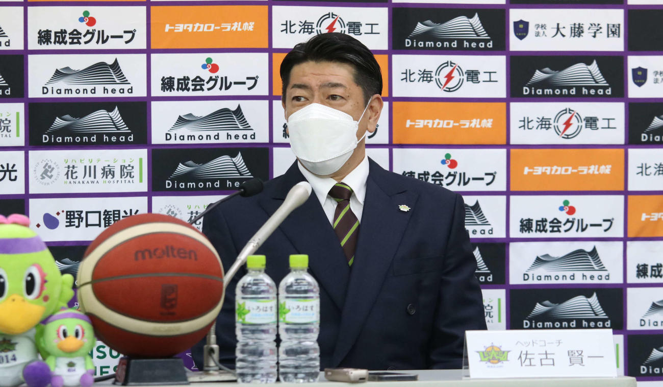 会見で報道陣の質問に答えるレバンガ北海道の佐古監督（撮影・山崎純一）
