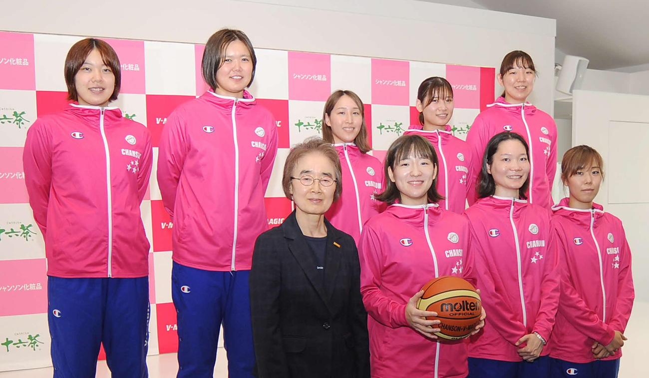 新入団選手発表を行ったシャンソン化粧品の李玉慈監督（前列左端）ら。後列左から橋口、谷村、宮坂、北村、栗林