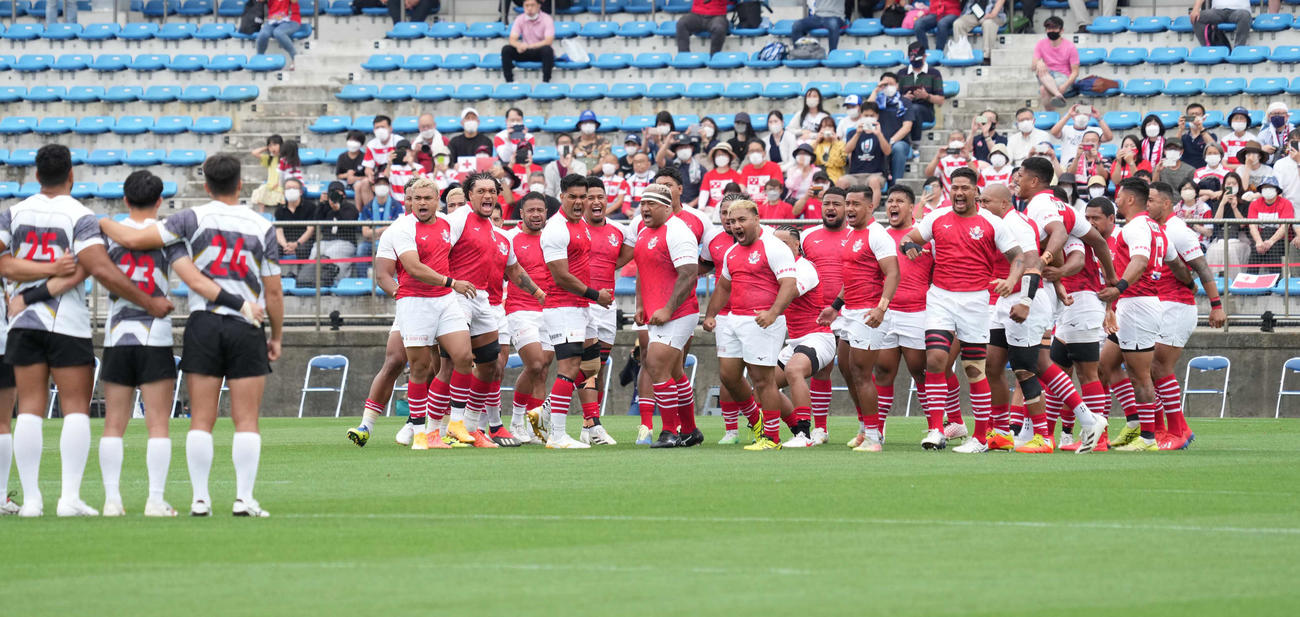 試合前に伝統の踊り「シピタウ」を披露するトンガ・サムライフィフティーン（撮影・小沢裕）
