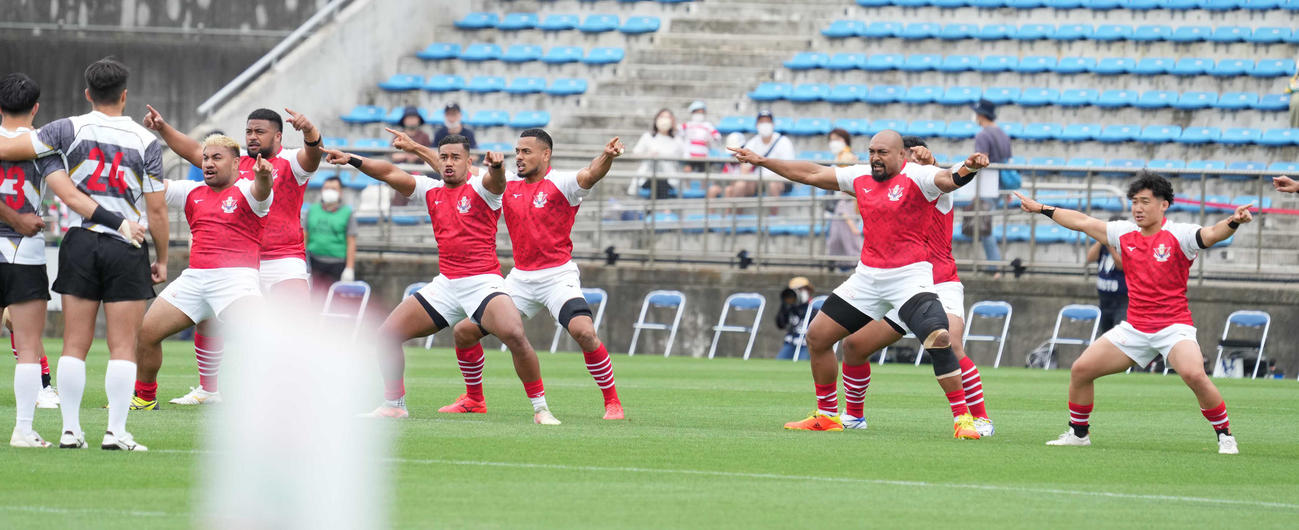 試合前に伝統の踊り「シピタウ」を披露するトンガ・サムライフィフティーン（撮影・小沢裕）