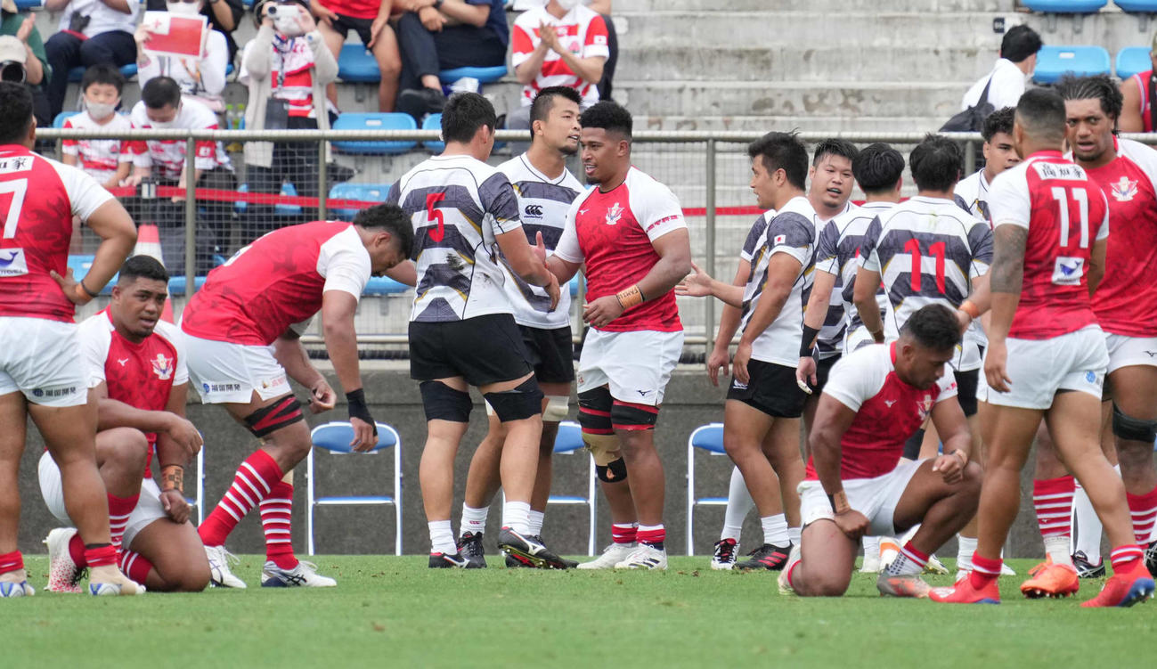 ノーサイドで健闘を称えあう両チームの選手たち（撮影・小沢裕）