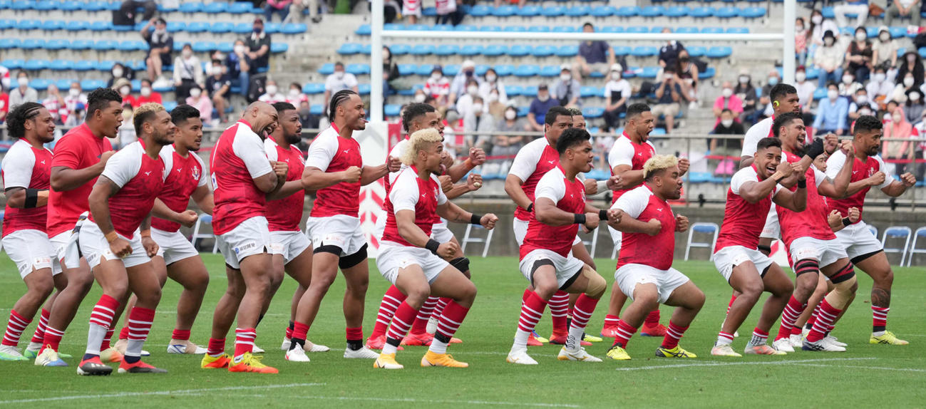 試合後に再び伝統の踊り「シピタウ」を披露するトンガ・サムライフィフティーン（撮影・小沢裕）