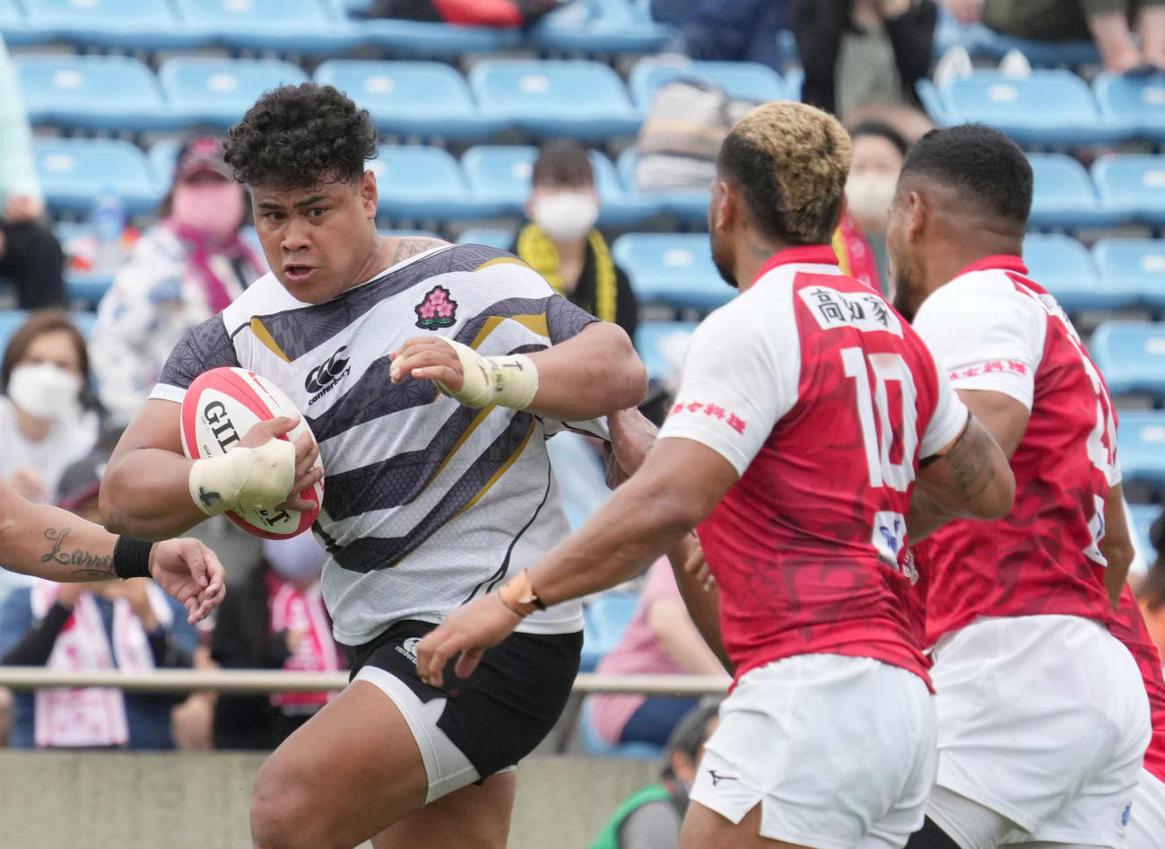 後半、エマージング・ブロッサムズNO．8タタフ（左）はタックルを受けながら突進する（撮影・小沢裕）
