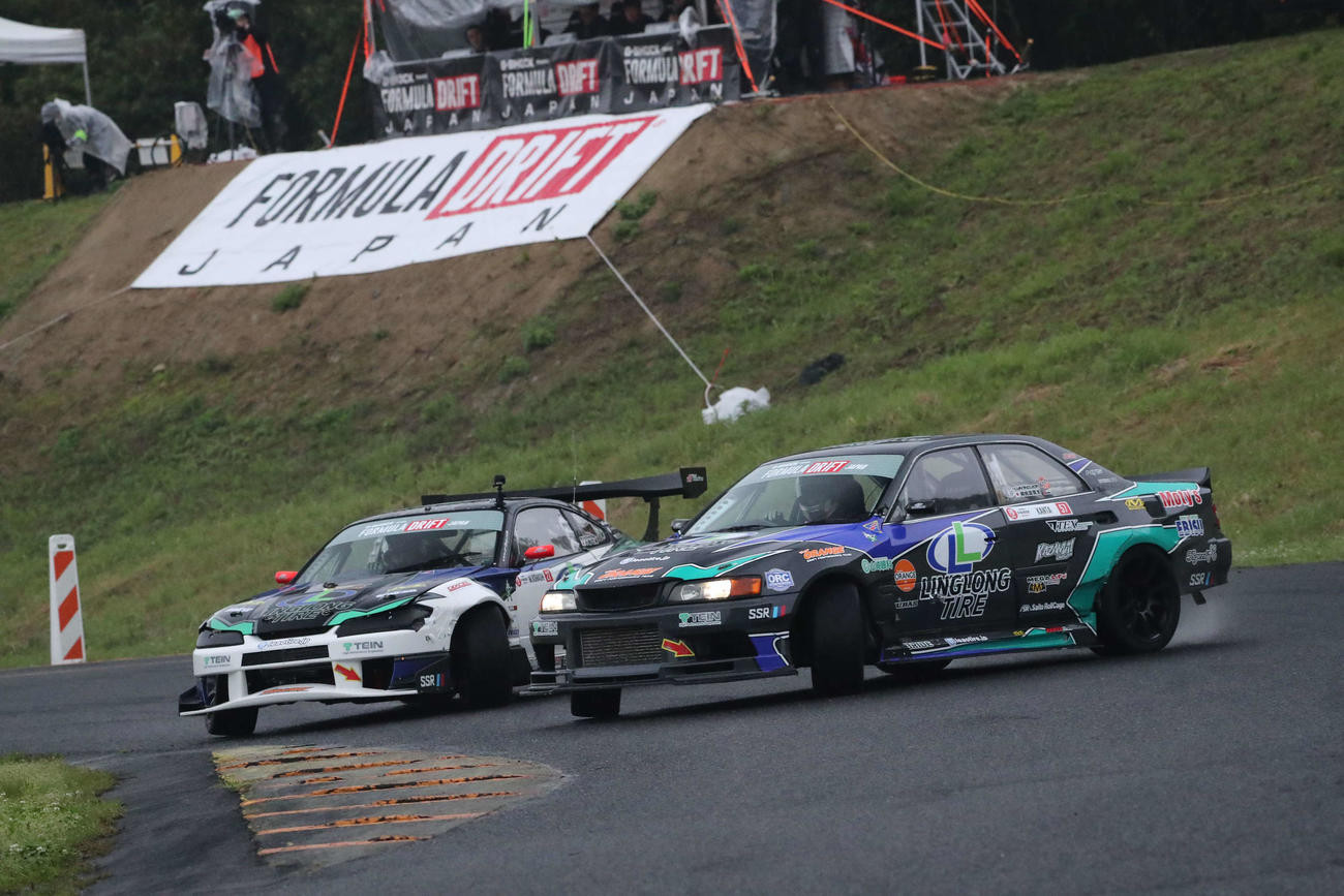 第1戦決勝で争う小橋のS15シルビア（左）とKANTAのJZX100チェイサー