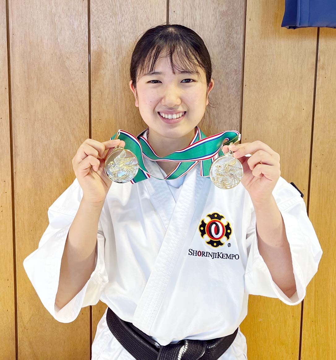 女子単独演武、団体の部と2つの金メダルを手に笑顔の松本（撮影・永野高輔）