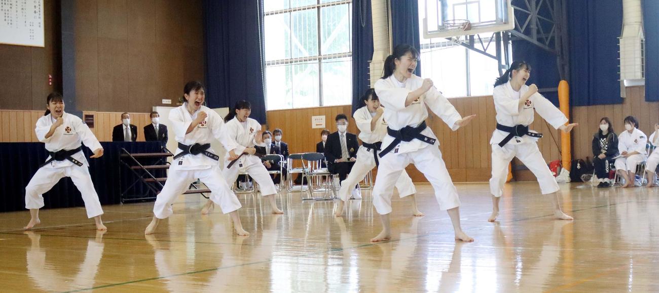 女子団体の部で優勝した富良野の気合の入った演武（撮影・永野高輔）