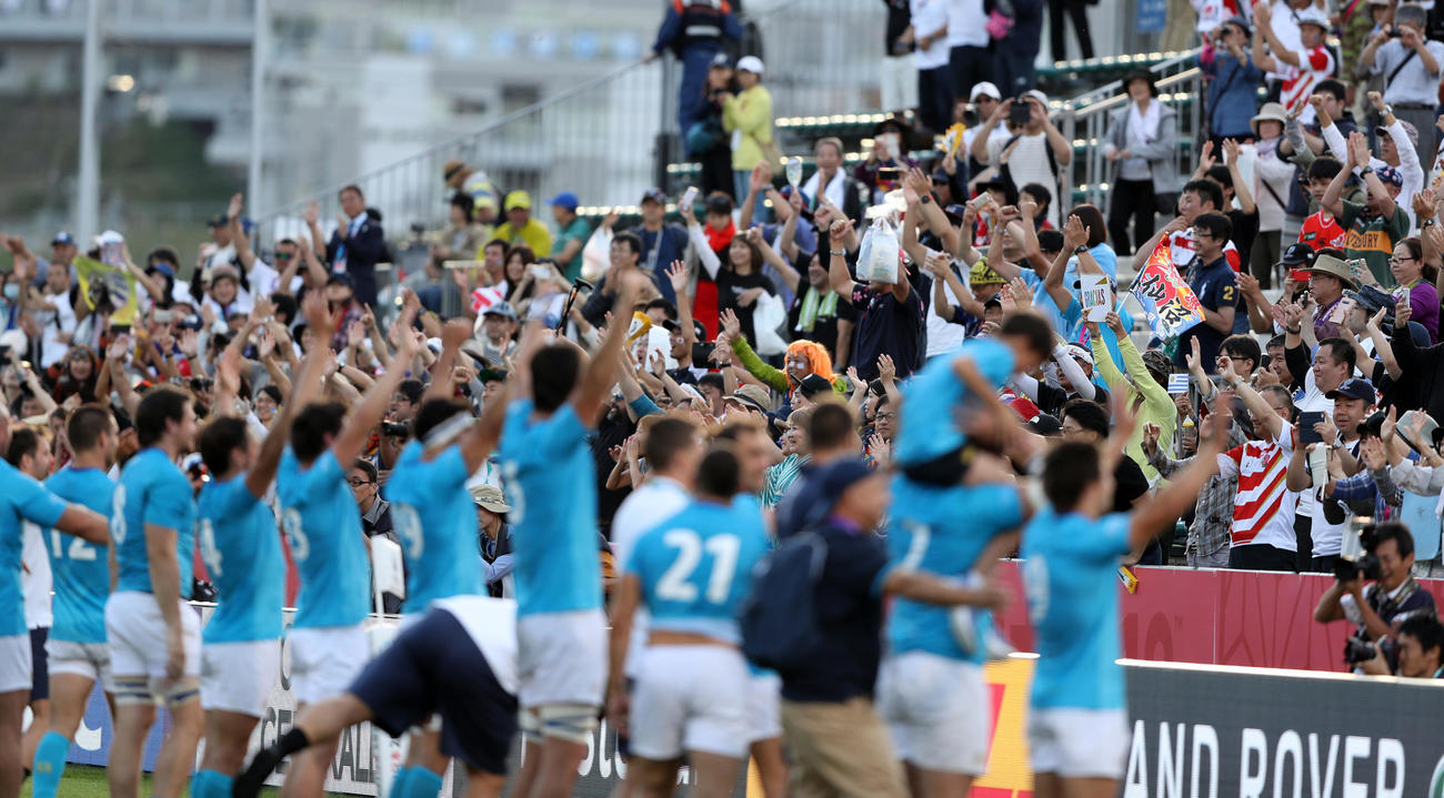 ラグビーW杯日本大会　ウルグアイ代表と祝福するサポーター（2019年9月25日）